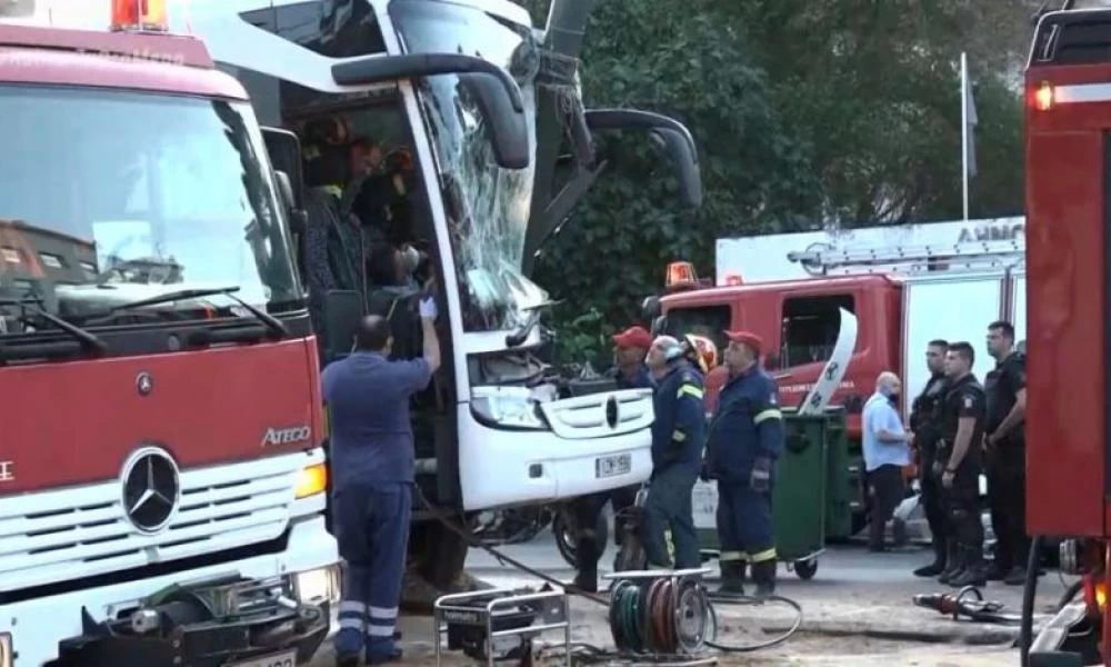 Τροχαίο με τουριστικό λεωφορείο στην Ακτή Μιαούλη - Απεγκλωβίστηκε ο οδηγός